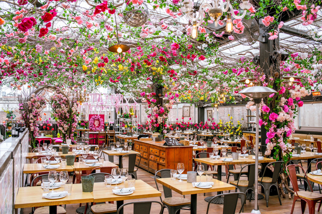Рестораны в Москве участвуют в эксперименте по цветочному оформлению.jpg