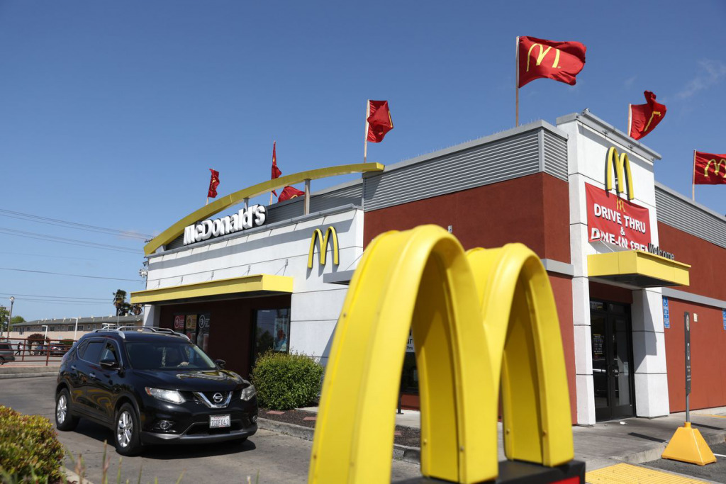 McDonald's закрывает офисы в США, готовясь к сокращениям.jpg