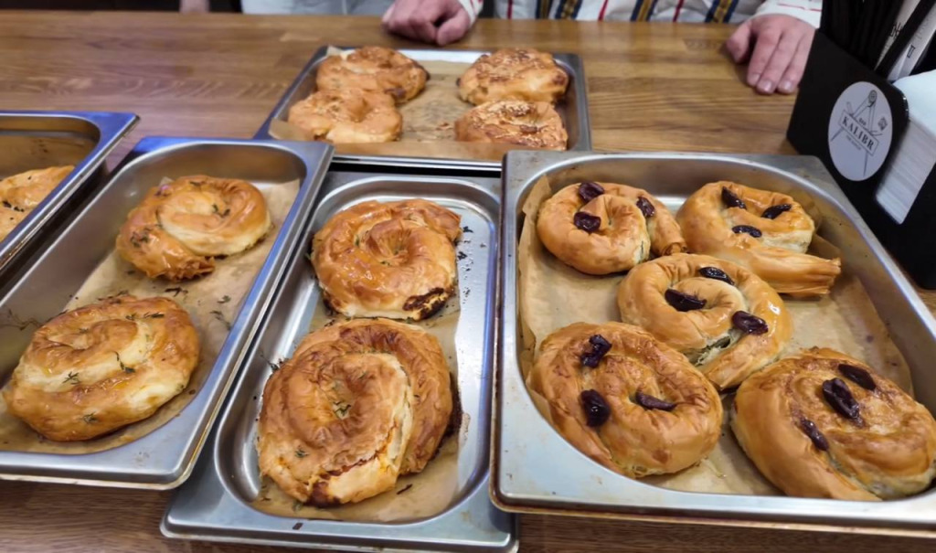 Основу меню составит греческий йогурт с различными топпингами и традиционная выпечка.jpg